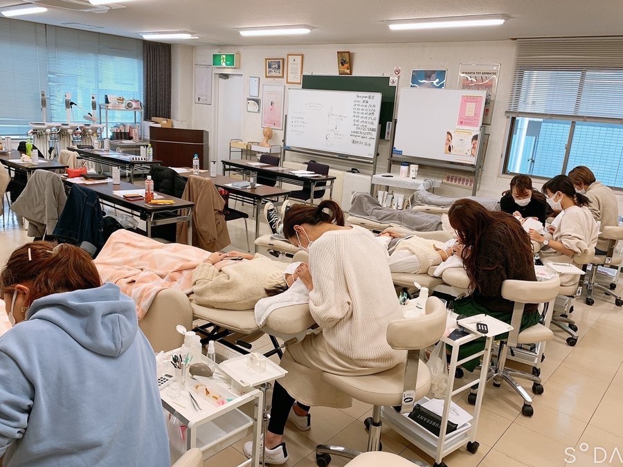 講習の教室で複数名が同時に実技を受けている様子